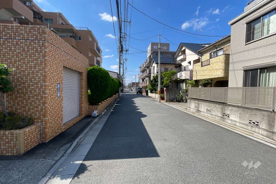 敷地の北側前面道路（東側から）