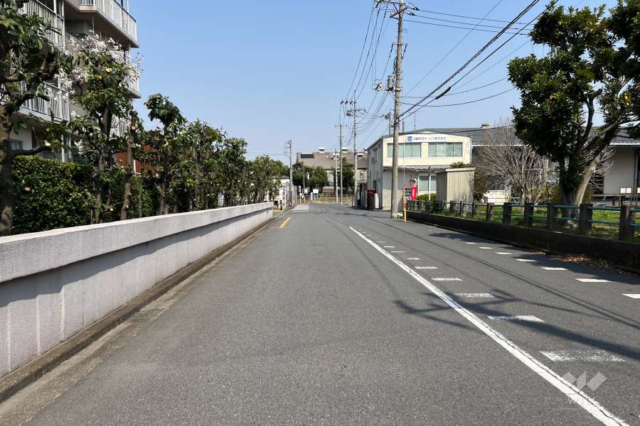 敷地南東側の前面道路（南西側から）