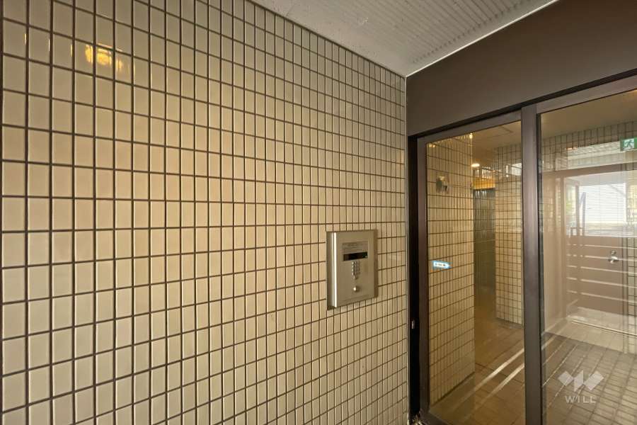 エントランスはオートロック付きです。