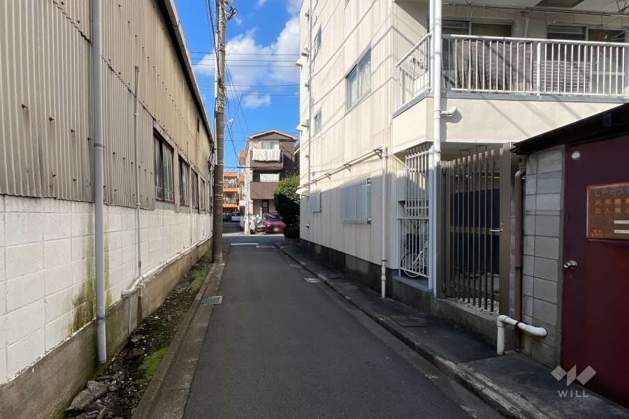 敷地西側の前面道路