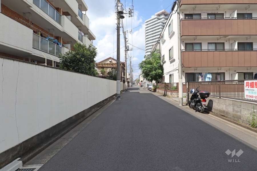 敷地東側の前面道路（南側から）