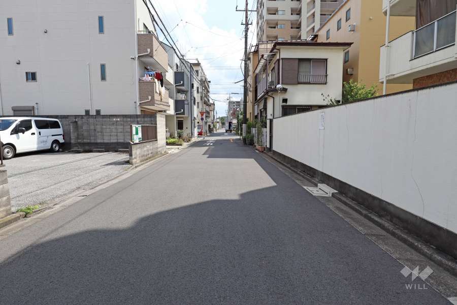 敷地東側の前面道路（北側から）