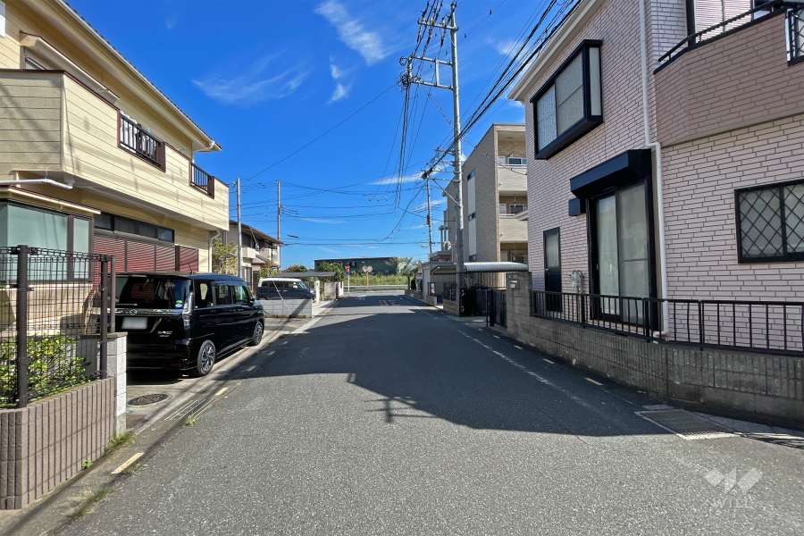 敷地南東側の前面道路（南西側から）