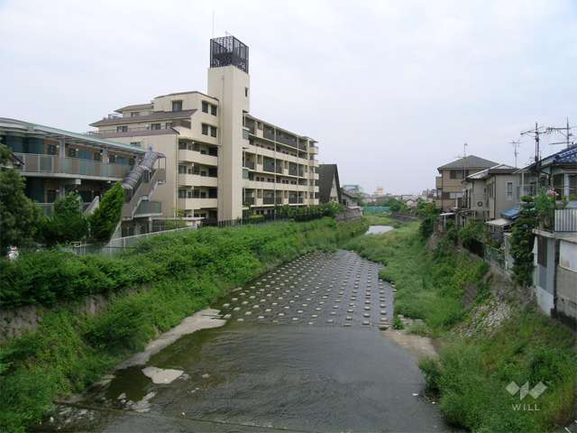 敷地の北側には箕面川が流れています。