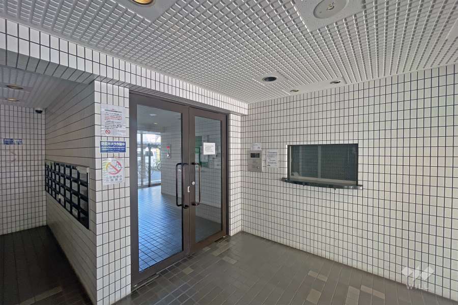 エントランスはオートロック付きです。