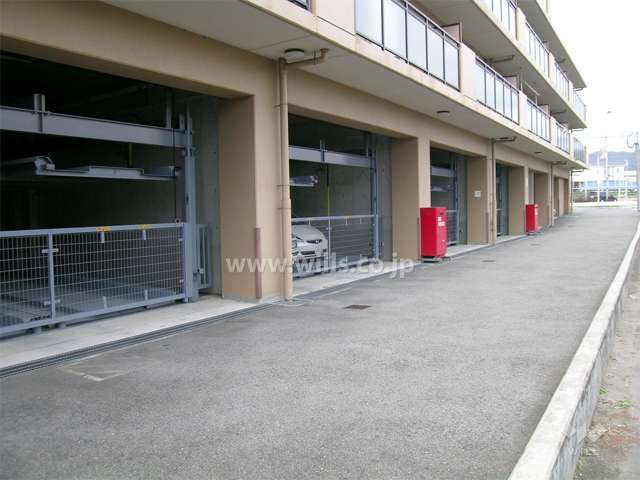建物1階にある敷地内駐車場（機械式）