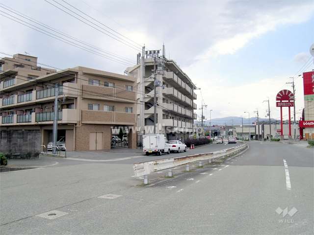 敷地北側は4車線の道路に接しています。