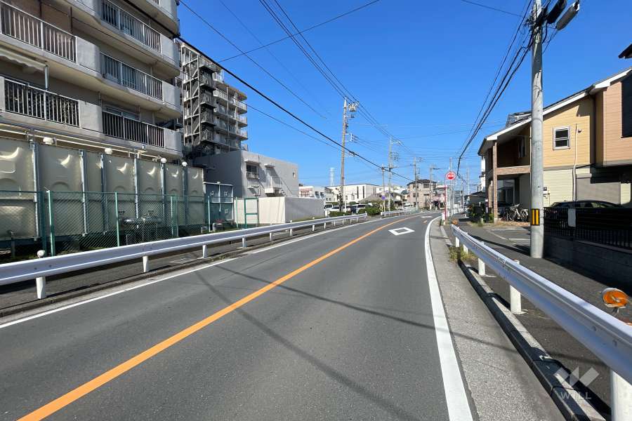 敷地の東側前面道路（南側から）