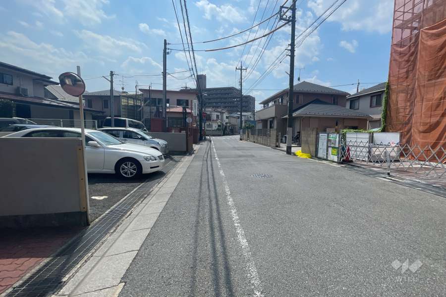 敷地の北側前面道路（東側から）　