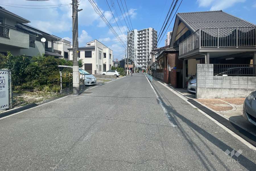 敷地の北側前面道路（西側から）　
