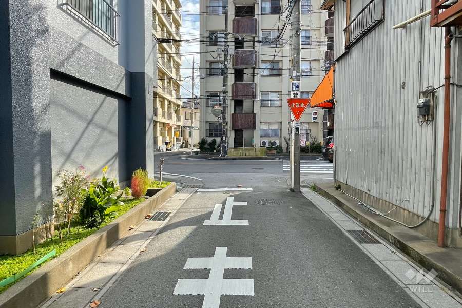 敷地西側の前面道路　