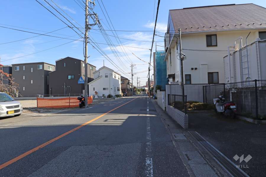 敷地北側の前面道路（西側から）