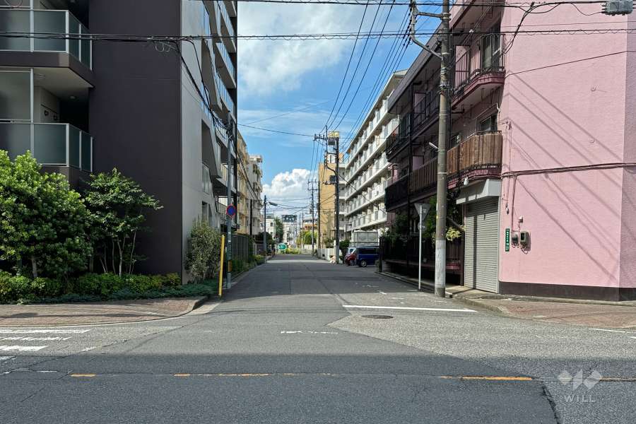 敷地北西側の前面道路（北東側から）