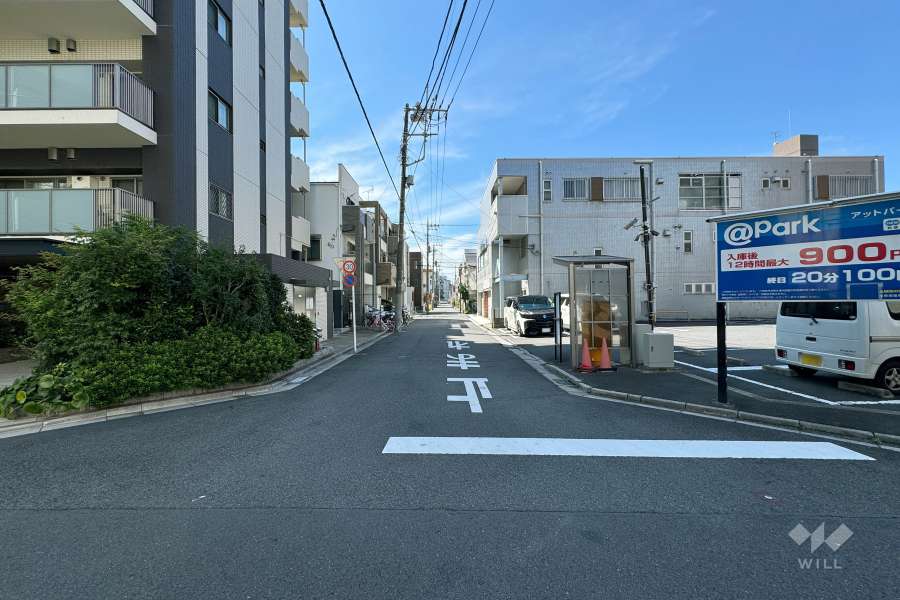 敷地西側の前面道路（北側から）