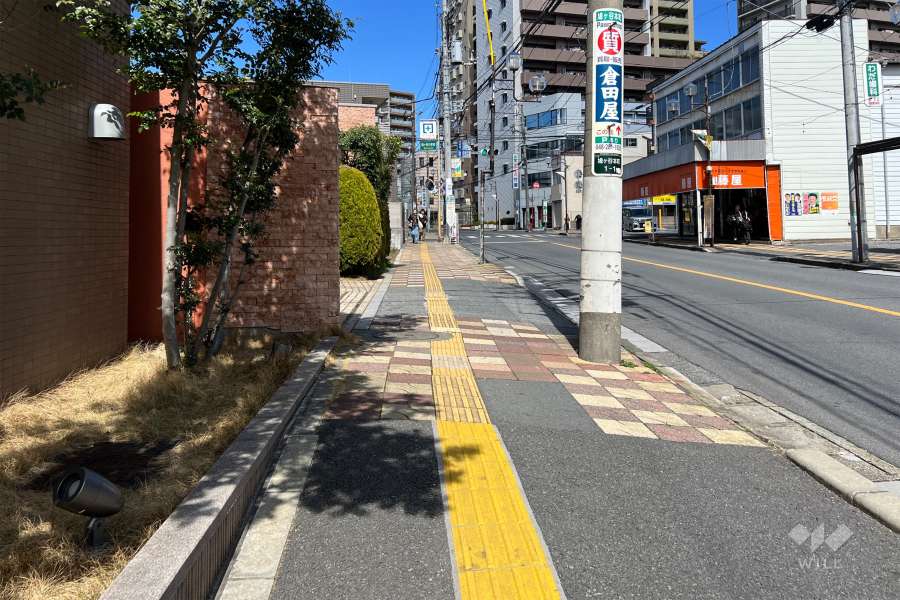敷地の南東側前面道路（南西側から）