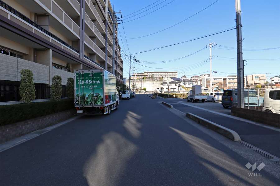 敷地東側の前面道路（南側から）
