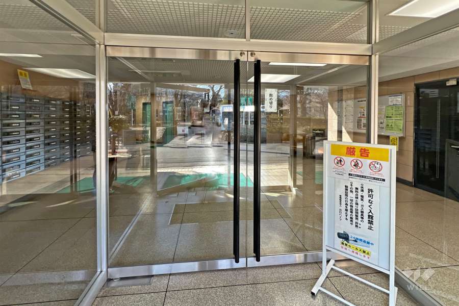 エントランスはオートロック付きです。
