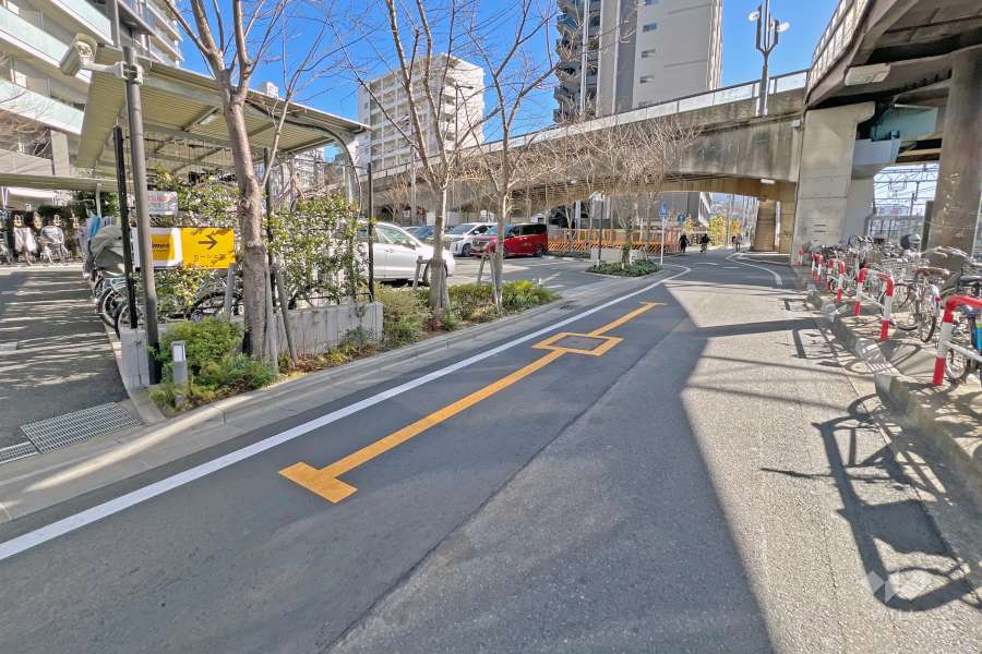 敷地の南東側前面道路（南西側から）