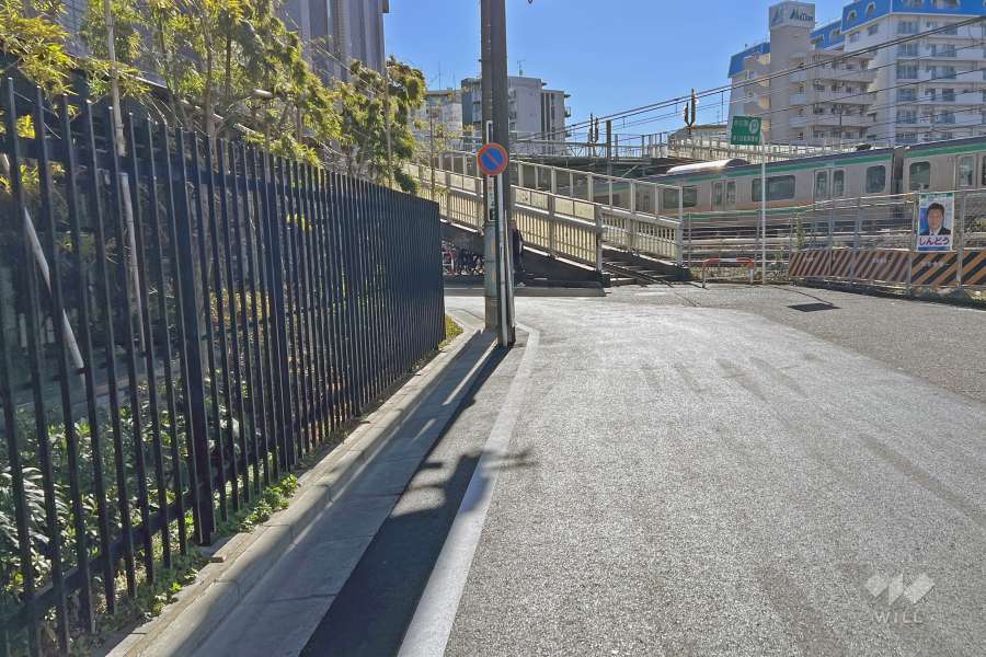 敷地の西側前面道路（北側から）