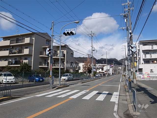 敷地東側の前面道路。周辺はマンションと一戸建てが混在する高台の住宅地です。