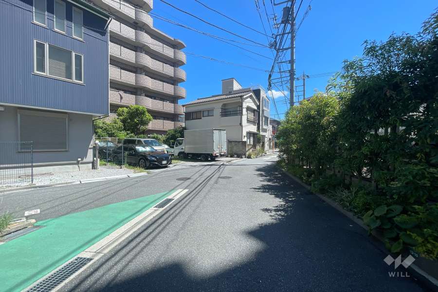 敷地の北西側前面道路（南西側から）