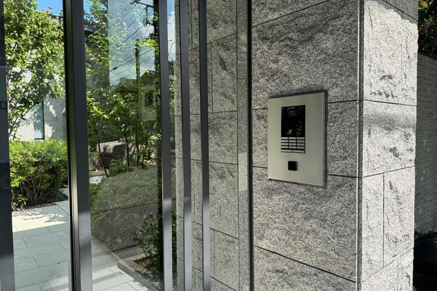 エントランスはオートロック付きです。