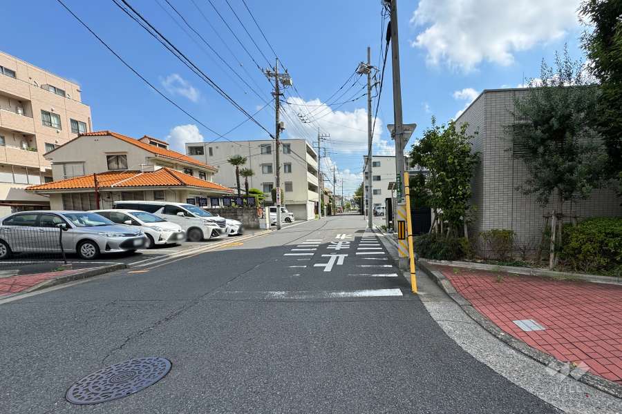 敷地の北西側前面道路（南西側から）