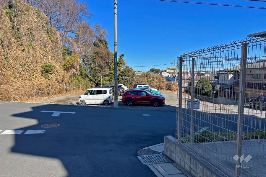 敷地の北西側前面道路（南西側から）
