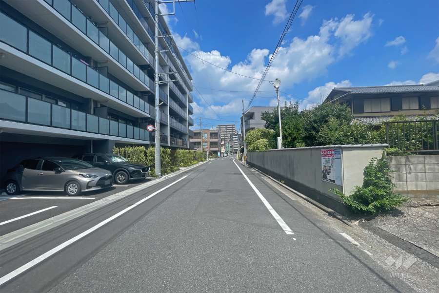 敷地の東側前面道路（南側から）