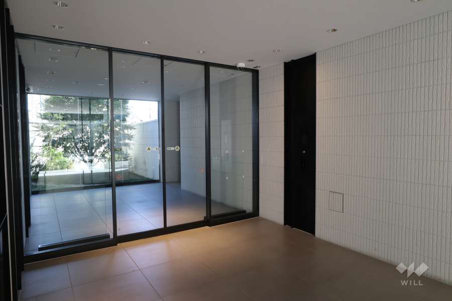 エントランスはオートロック付きです。