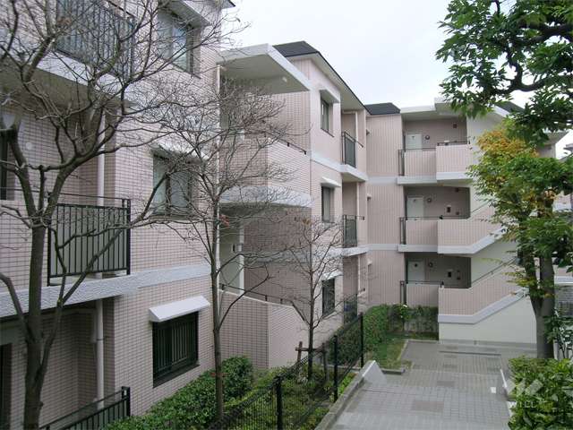 敷地内は植栽が多く、緑豊かです