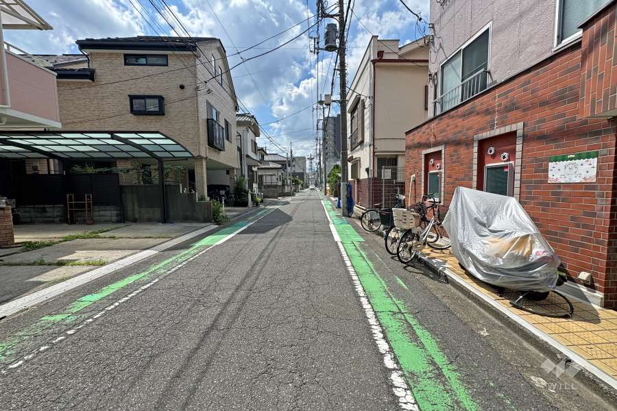 敷地の東側前面道路（北側から）