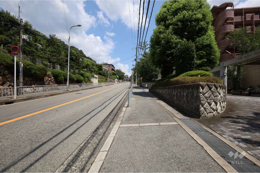 敷地北側の前面道路