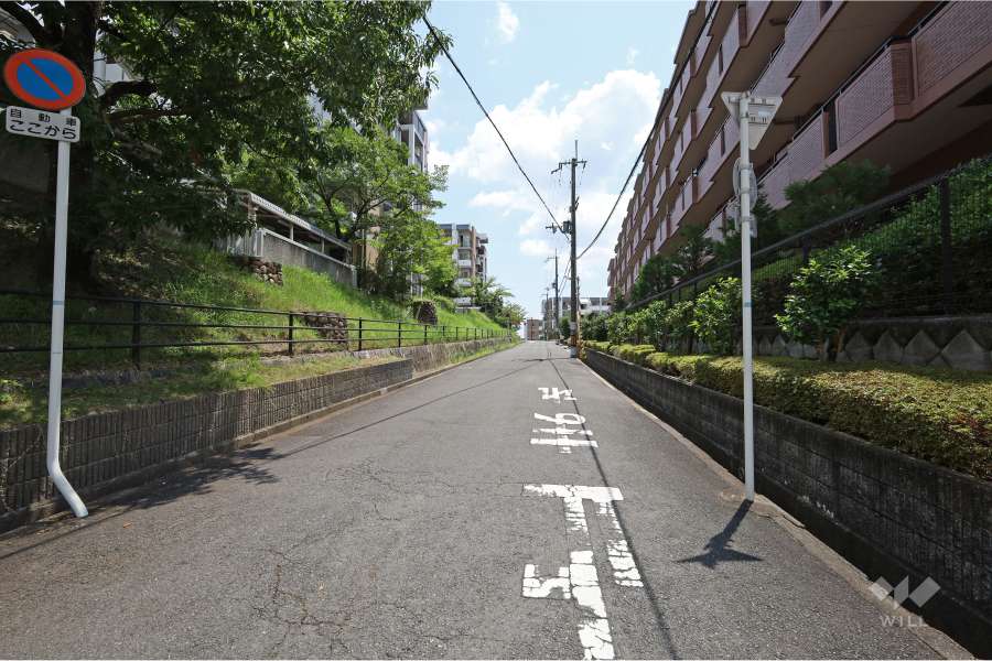 敷地西側の前面道路