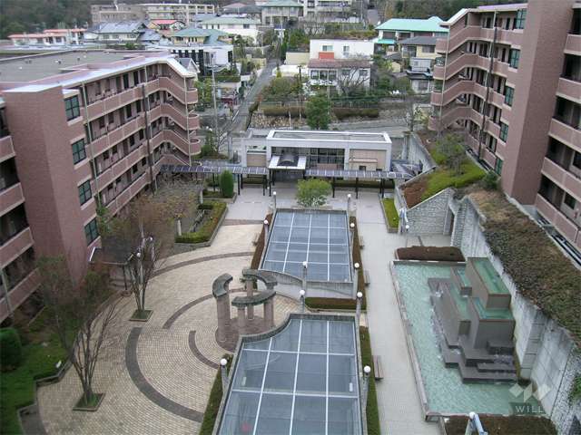 滝の流れる中庭