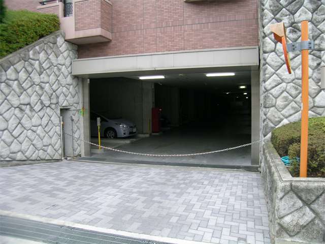 敷地内駐車場出入口。ロボットゲート付。歩車分離設計です