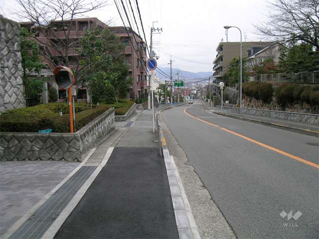 敷地の北側はバス通りに面しています
