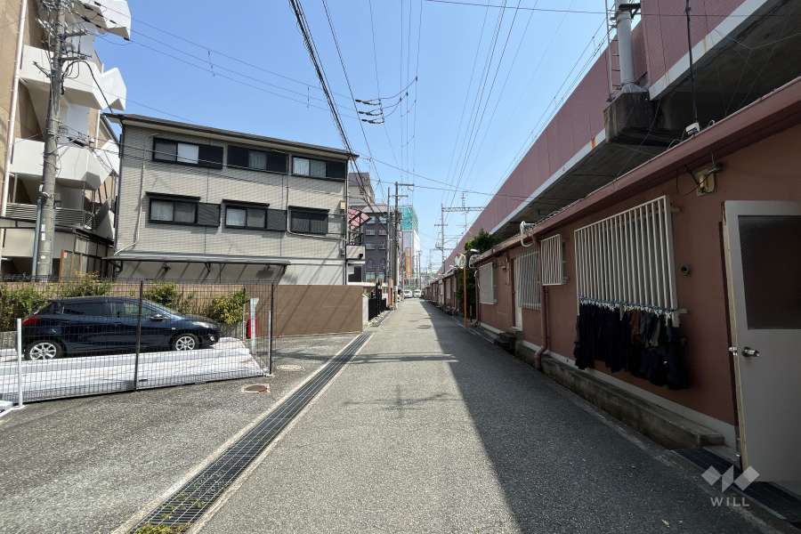 敷地南側の前面道路（北西側から）