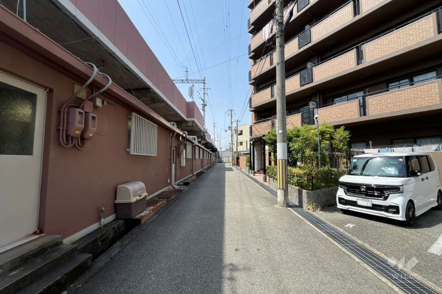 敷地南側の前面道路（南東側から）