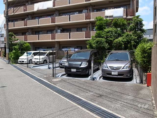 敷地南側の敷地内駐車場（屋外　平面式・機械式）