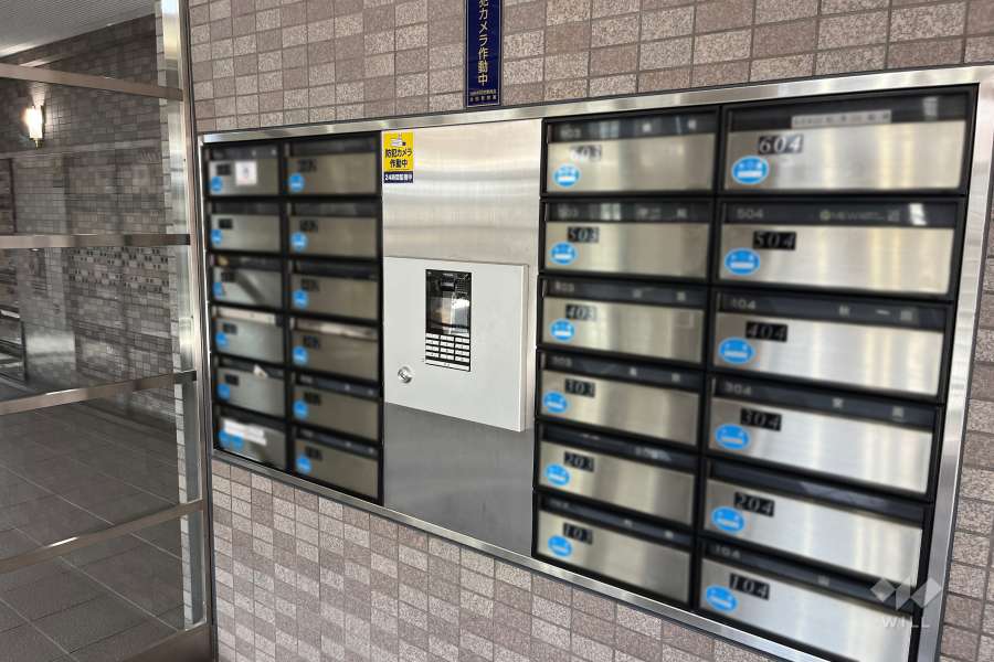 オートロックの操作盤と共用ポスト