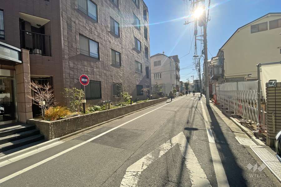 敷地の北西側の前面道路（北東側から）