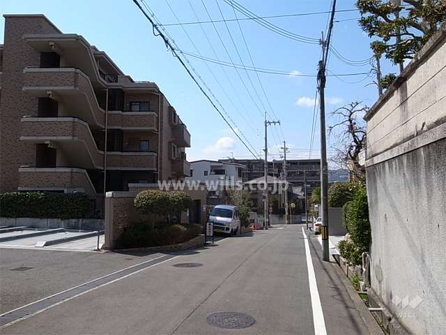敷地北側の前面道路。周辺はマンションと一戸建てが混在する閑静な住宅地。