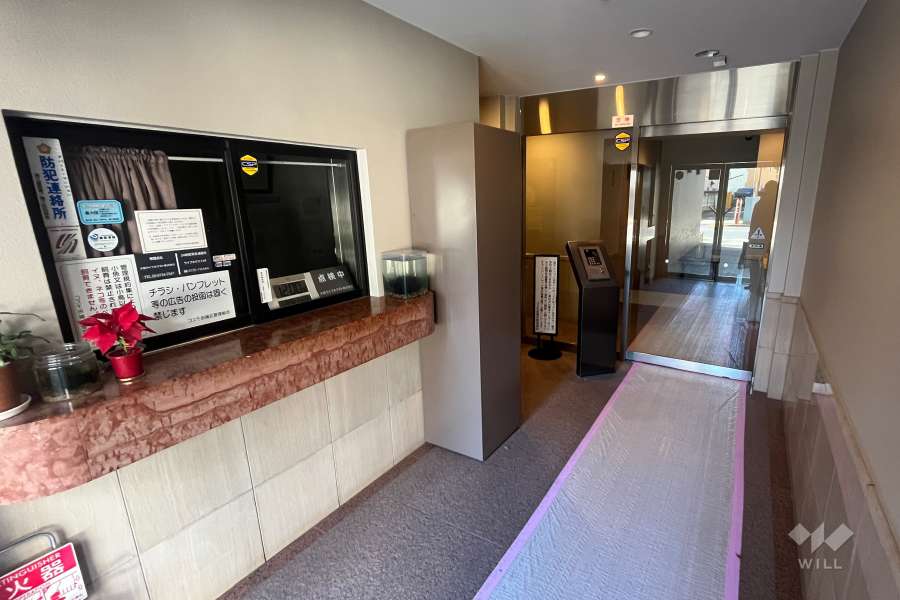 エントランスはオートロック付きです。 