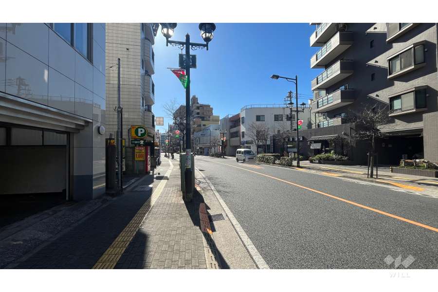 敷地東側の前面道路。二車線のバス通りです。