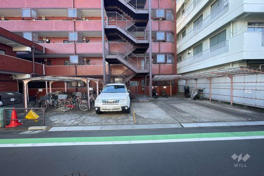 敷地内駐車場（屋外平面式）と駐輪場（屋根付き）