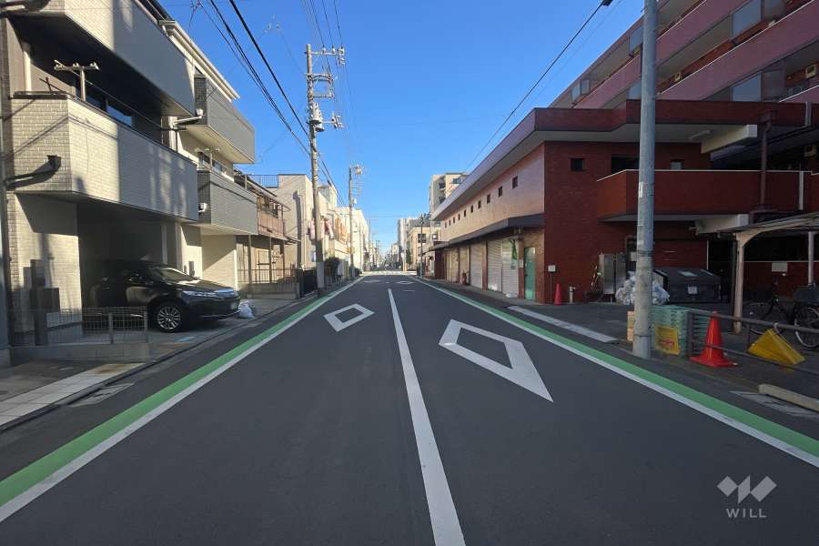 敷地の北側前面道路（西側から）