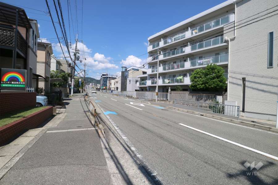 敷地西側の前面道路