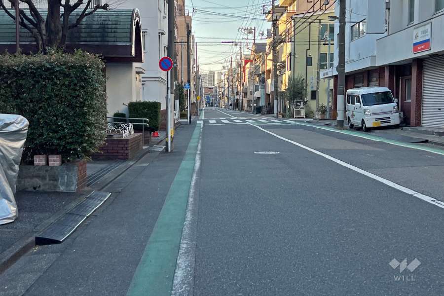 敷地北側の前面道路（東側から）