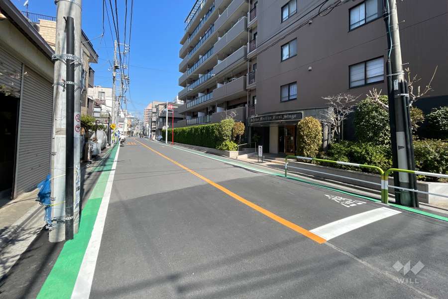 敷地西側の前面道路